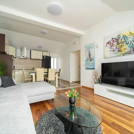 Isabora - Comfort Three-bedroom With Balcony And Sea View Second Floor * ドゥブロブニク