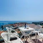 Isabora - Comfort Three-bedroom With Balcony And Sea View Second Floor Apartman