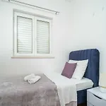 Isabora - Comfort Three-bedroom With Balcony And Sea View Second Floor Apartman *