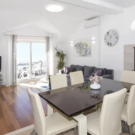 Isabora - Comfort Three-bedroom With Balcony And Sea View Second Floor * Dubrovnik