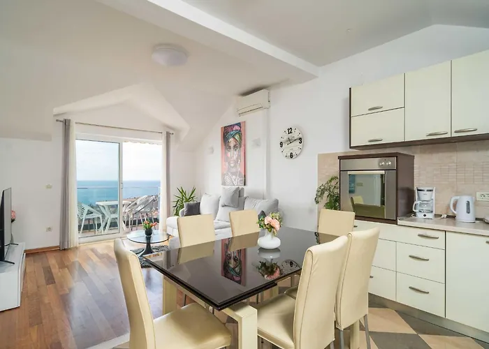 Daire Isabora - Comfort Three-bedroom With Balcony And Sea View Second Floor
