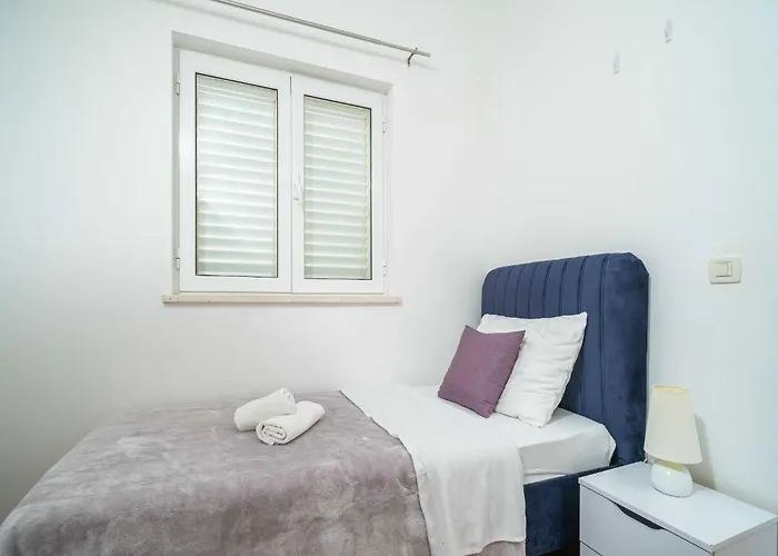 Isabora - Comfort Three-bedroom With Balcony And Sea View Second Floor Apartmán *